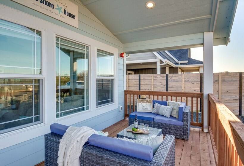 Pet Friendly Retreat W/ Fenced Yard, Walk To Beach