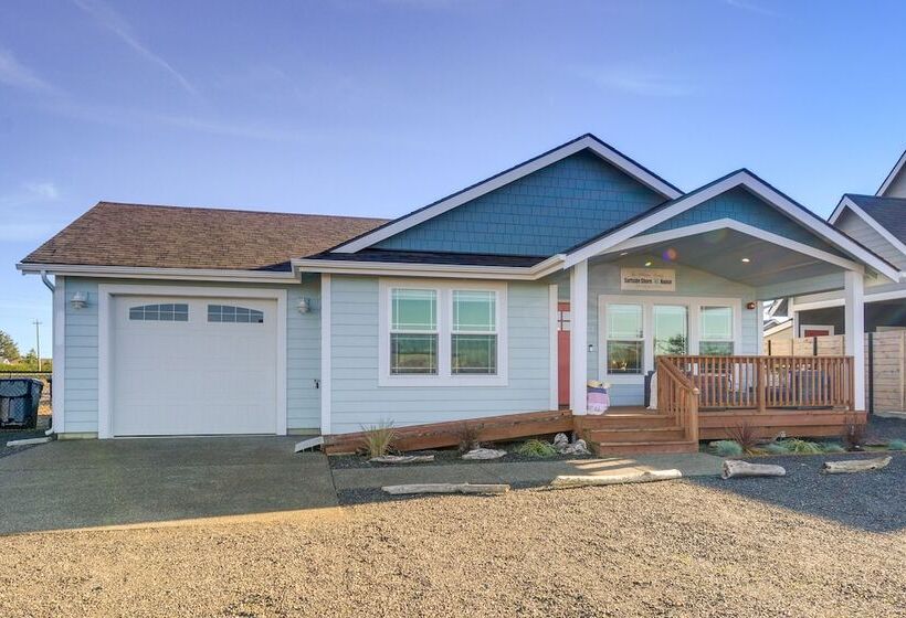 Pet Friendly Retreat W/ Fenced Yard, Walk To Beach