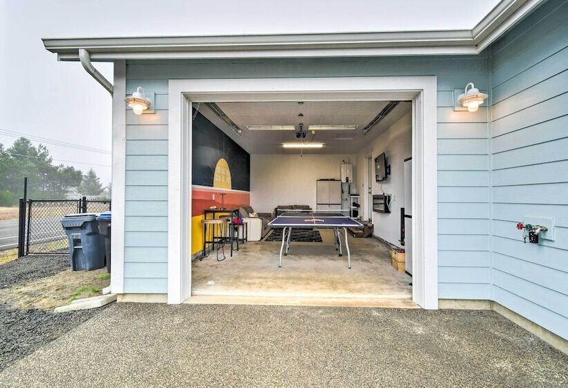 Pet Friendly Retreat W/ Fenced Yard, Walk To Beach