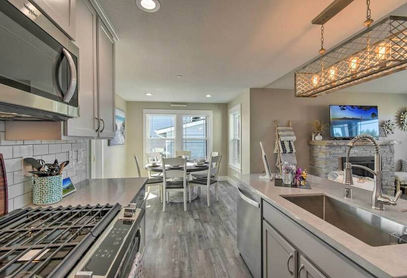 Pet Friendly Retreat W/ Fenced Yard, Walk To Beach