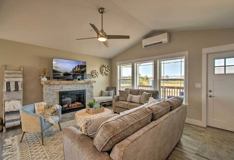 Pet Friendly Retreat W/ Fenced Yard, Walk To Beach