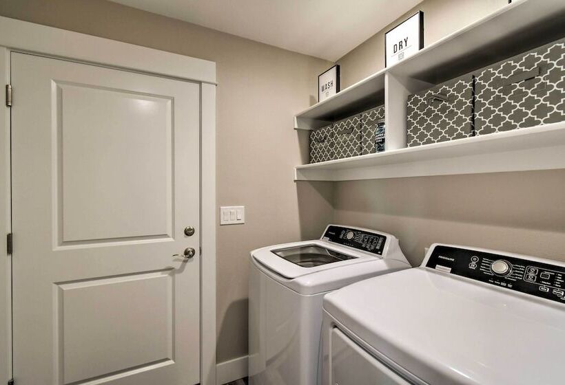 Pet Friendly Retreat W/ Fenced Yard, Walk To Beach