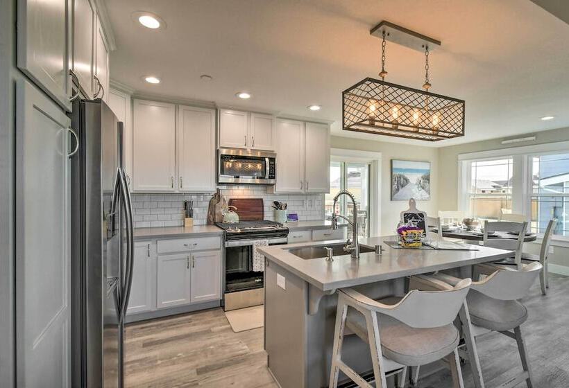Pet Friendly Retreat W/ Fenced Yard, Walk To Beach
