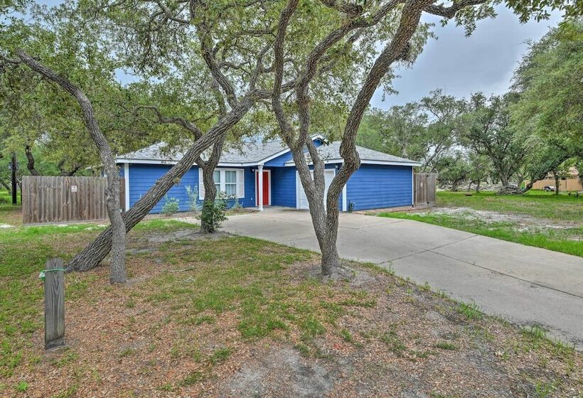 Pet Friendly Rockport Home ~ 4 Mi To Beach!