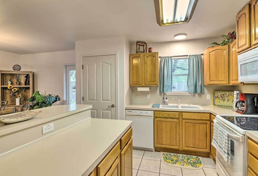 Pet Friendly Rockport Home ~ 4 Mi To Beach!