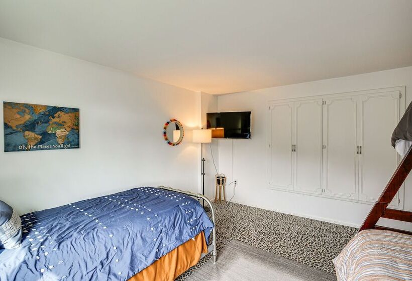 Bright Whittier Home W/ Pool Table + Spacious Deck