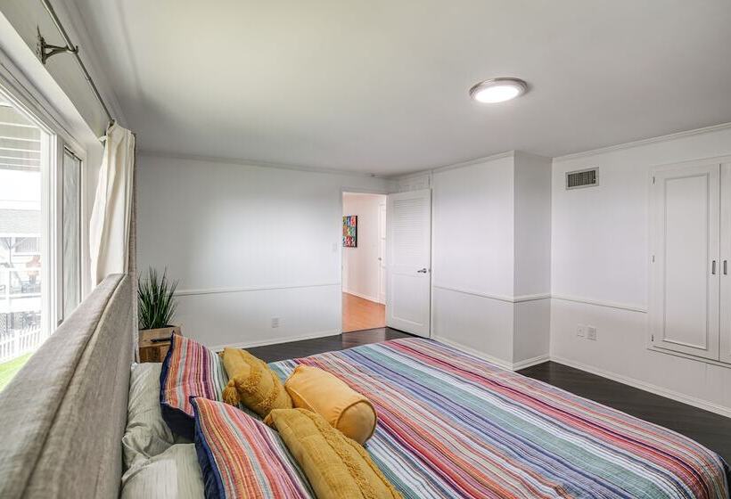 Bright Whittier Home W/ Pool Table + Spacious Deck