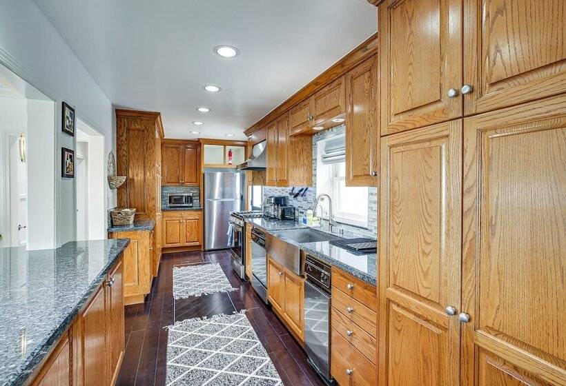 Bright Whittier Home W/ Pool Table + Spacious Deck