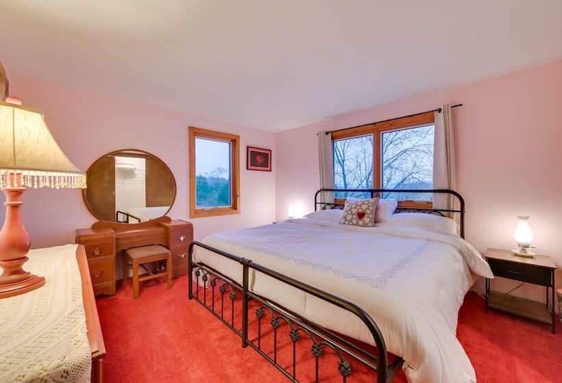 Petoskey Home ~ 5 Mi To Downtown & Bayfront Park!