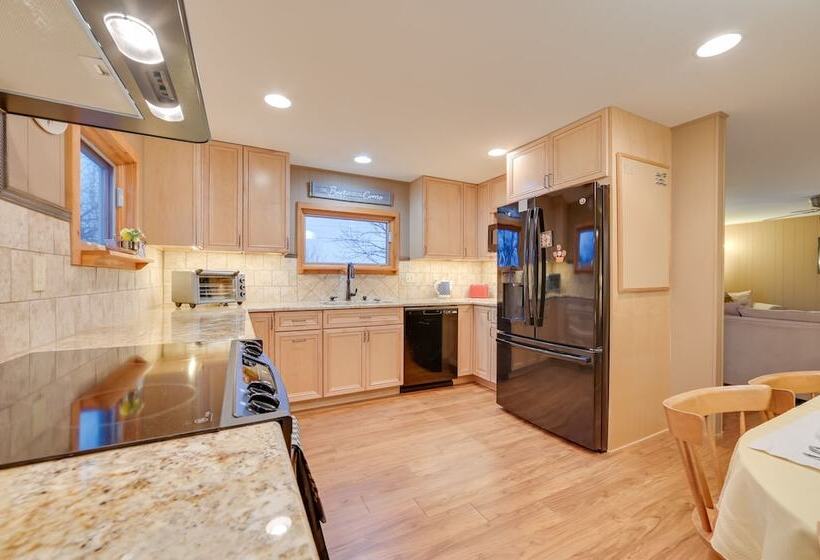 Petoskey Home ~ 5 Mi To Downtown & Bayfront Park!