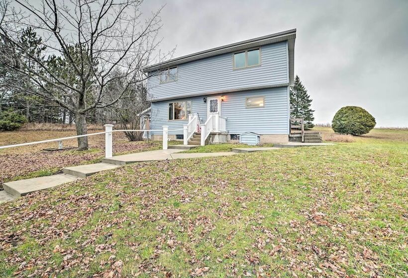Petoskey Home ~ 5 Mi To Downtown & Bayfront Park!