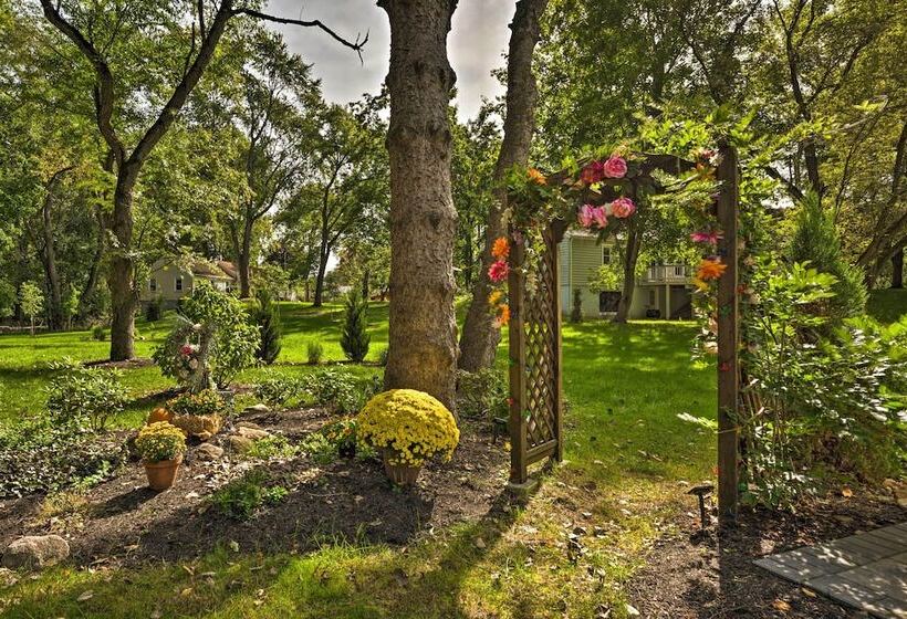 Pittsford Trolley Home   Near Erie Canal!