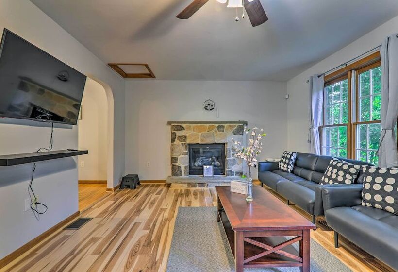 Poconos Retreat W/ Game Room, Hot Tub, & Sauna!