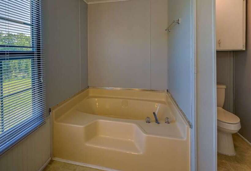 Quaint Asheboro Home ~ 1 Mi To North Carolina Zoo!