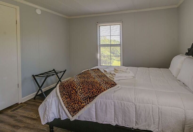 Quaint Asheboro Home ~ 1 Mi To North Carolina Zoo!