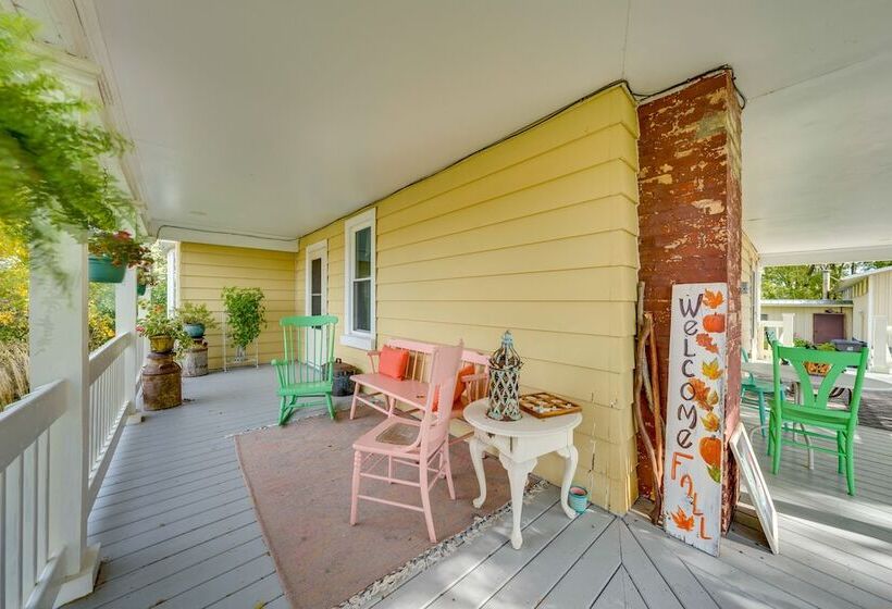 Quaint & Family Friendly Watertown Farmhouse!