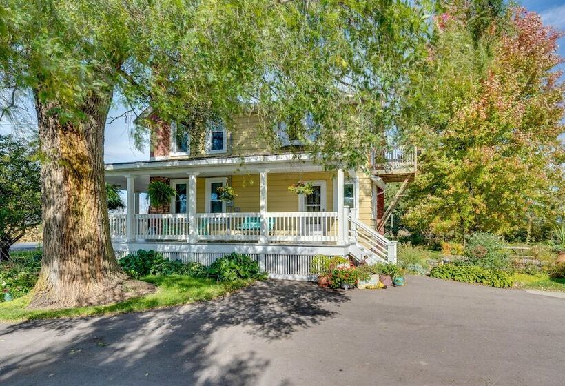 Quaint & Family Friendly Watertown Farmhouse!