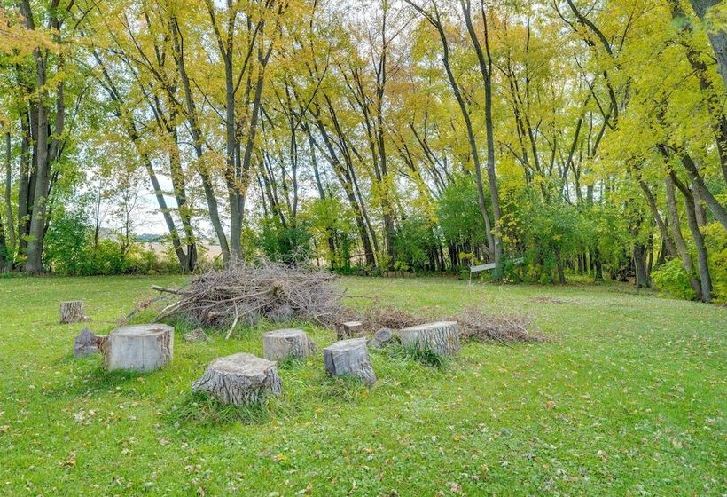 Quaint & Family Friendly Watertown Farmhouse!