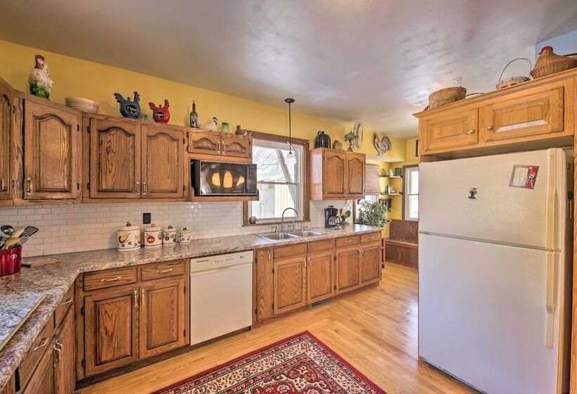 Quaint & Family Friendly Watertown Farmhouse!