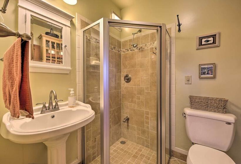 Quaint & Family Friendly Watertown Farmhouse!