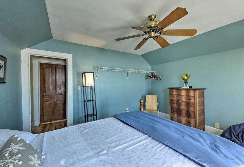 Quaint & Family Friendly Watertown Farmhouse!