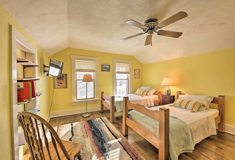 Quaint & Family Friendly Watertown Farmhouse!