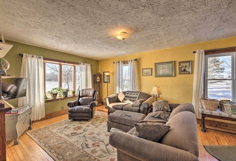 Quaint & Family Friendly Watertown Farmhouse!