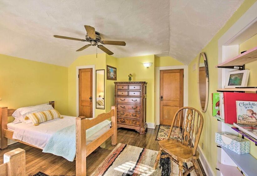 Quaint & Family Friendly Watertown Farmhouse!