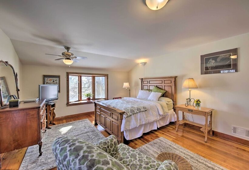 Quaint & Family Friendly Watertown Farmhouse!