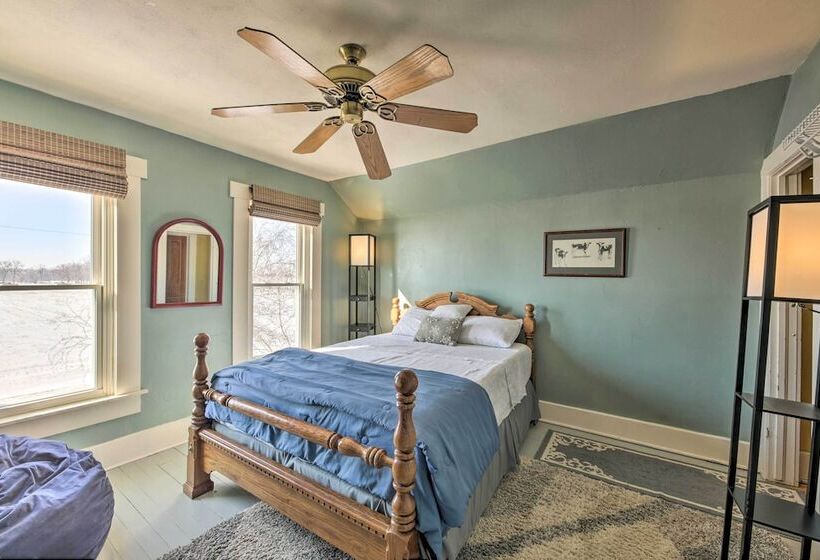 Quaint & Family Friendly Watertown Farmhouse!