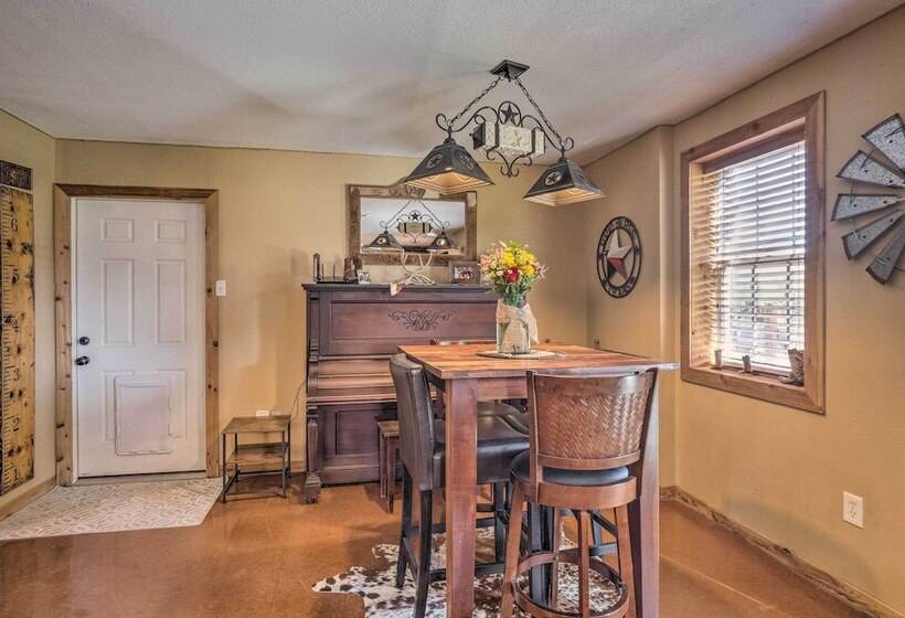 Quaint Texas Home < 2 Mi To Lake Georgetown!