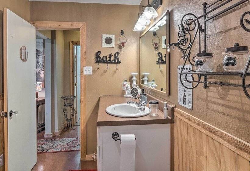 Quaint Texas Home < 2 Mi To Lake Georgetown!