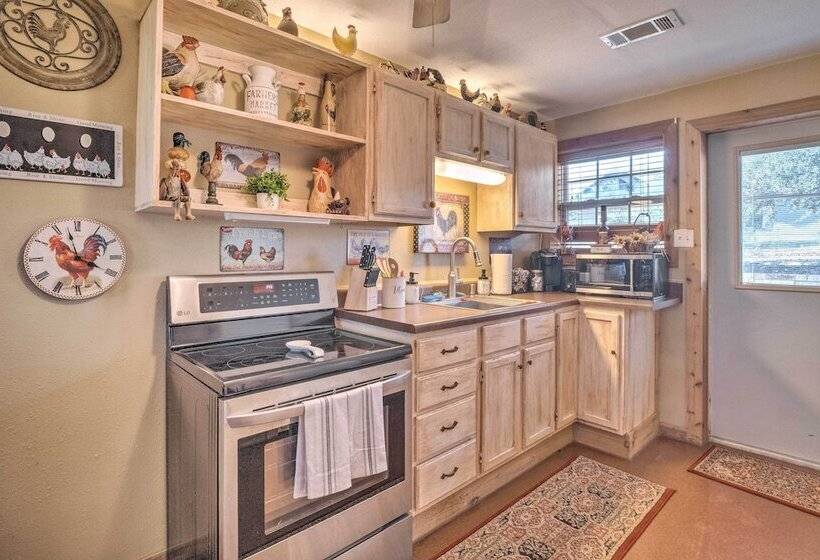 Quaint Texas Home < 2 Mi To Lake Georgetown!