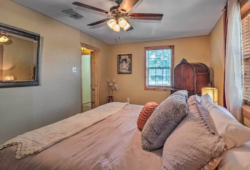 Quaint Texas Home < 2 Mi To Lake Georgetown!