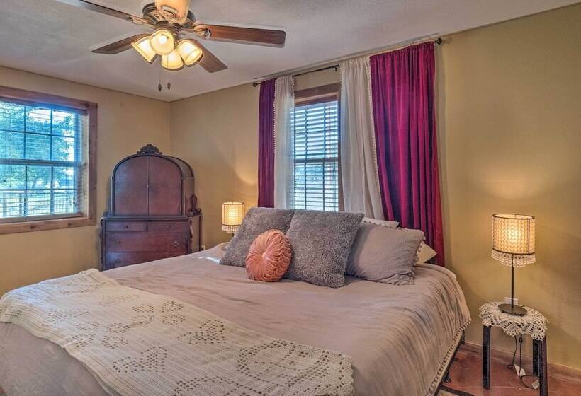 Quaint Texas Home < 2 Mi To Lake Georgetown!