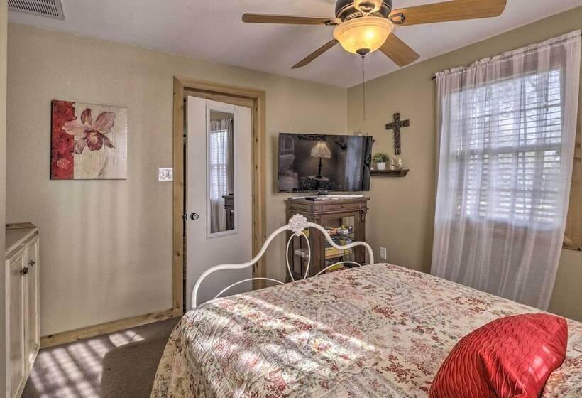 Quaint Texas Home < 2 Mi To Lake Georgetown!