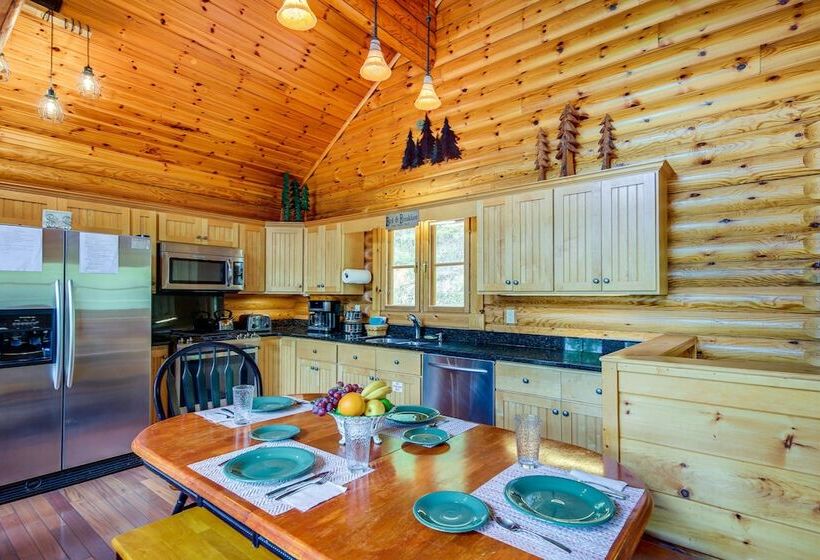 Quiet Gatlinburg Cabin W/ Lookout Decks & Hot Tub!