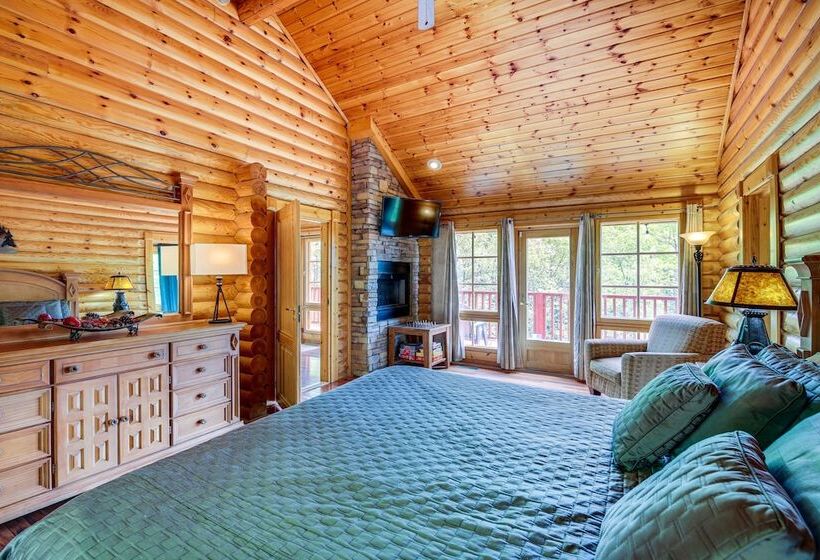 Quiet Gatlinburg Cabin W/ Lookout Decks & Hot Tub!