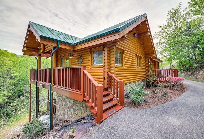 Quiet Gatlinburg Cabin W/ Lookout Decks & Hot Tub!