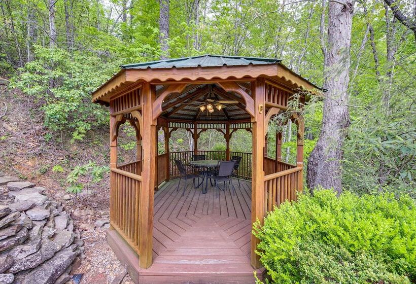 Quiet Gatlinburg Cabin W/ Lookout Decks & Hot Tub!