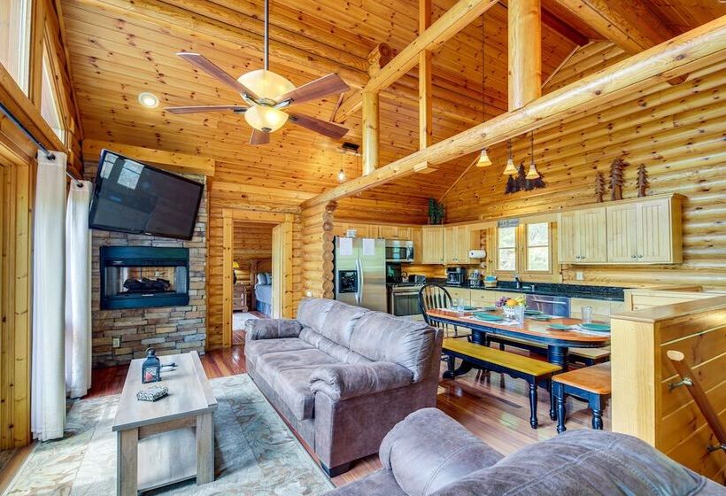 Quiet Gatlinburg Cabin W/ Lookout Decks & Hot Tub!