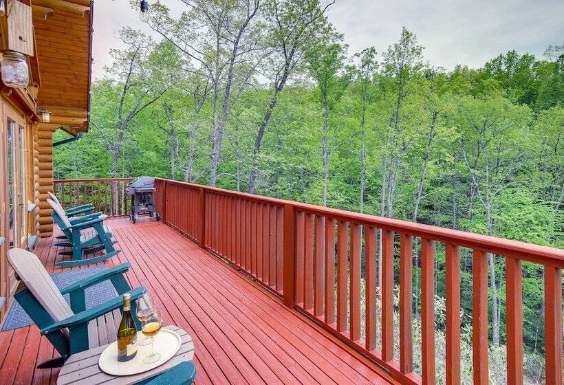 Quiet Gatlinburg Cabin W/ Lookout Decks & Hot Tub!