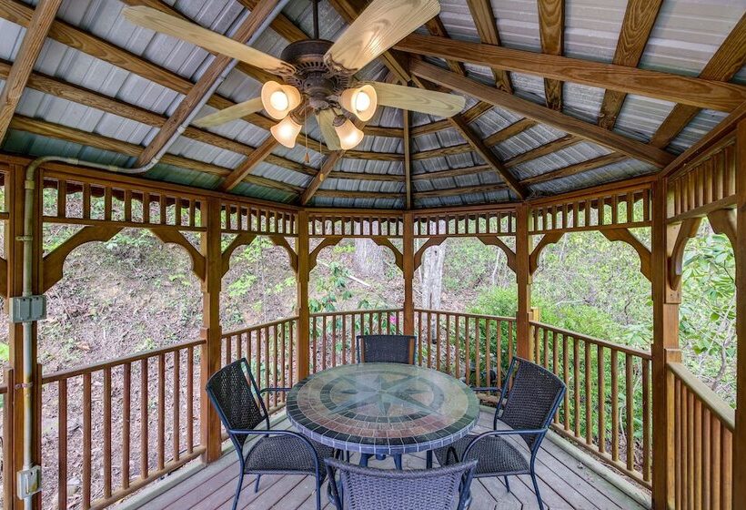 Quiet Gatlinburg Cabin W/ Lookout Decks & Hot Tub!