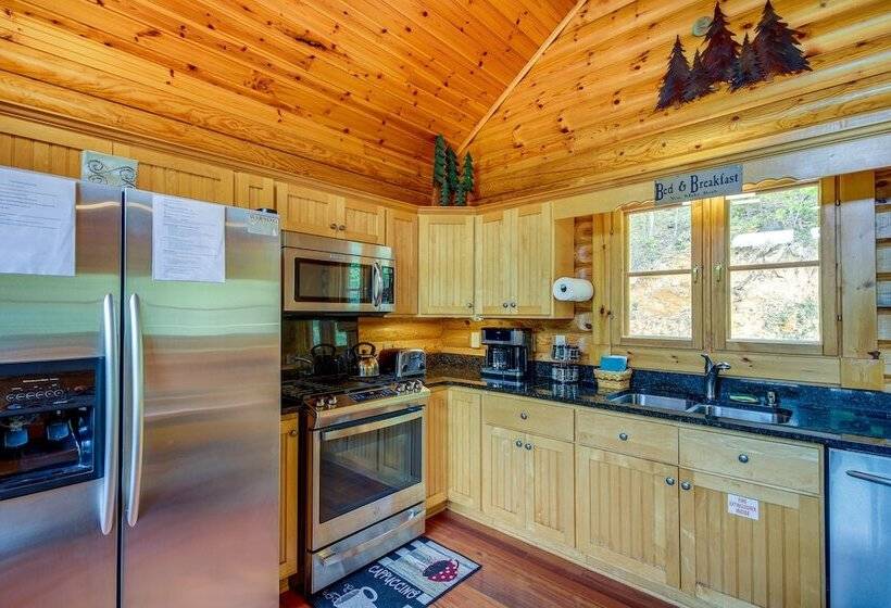 Quiet Gatlinburg Cabin W/ Lookout Decks & Hot Tub!