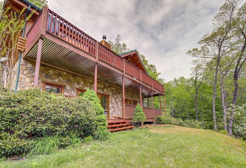 Quiet Gatlinburg Cabin W/ Lookout Decks & Hot Tub!