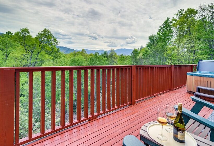 Quiet Gatlinburg Cabin W/ Lookout Decks & Hot Tub!
