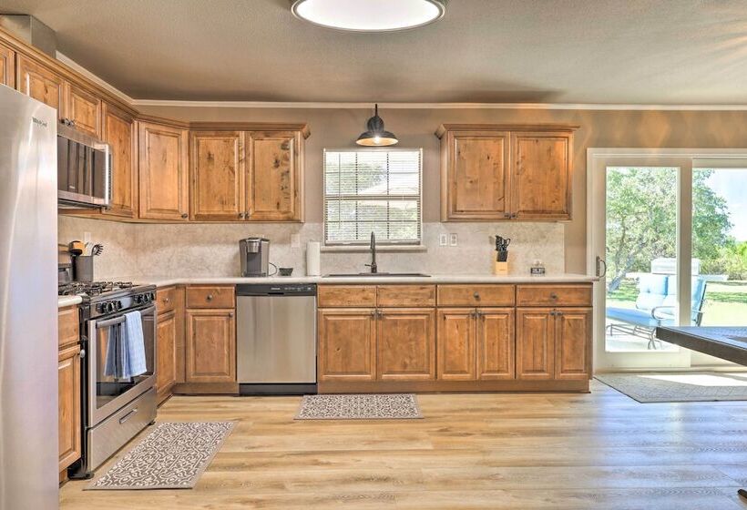 Quiet Haven W/ Hot Tub, 4 Mi To Canyon Lake!