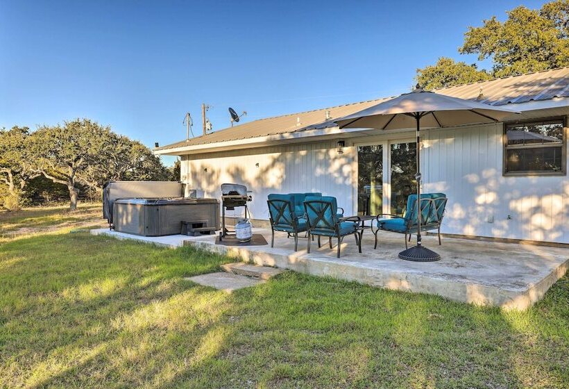 Quiet Haven W/ Hot Tub, 4 Mi To Canyon Lake!