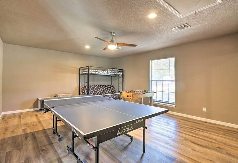 Quiet Haven W/ Hot Tub, 4 Mi To Canyon Lake!