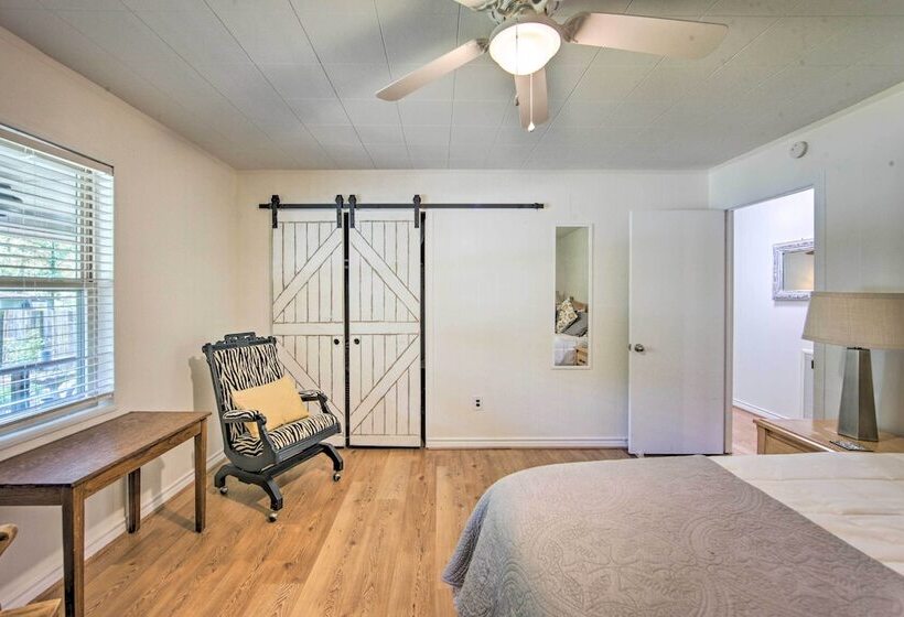 Quiet Home On Lake Hawkins W/ Kayaks + Dock!